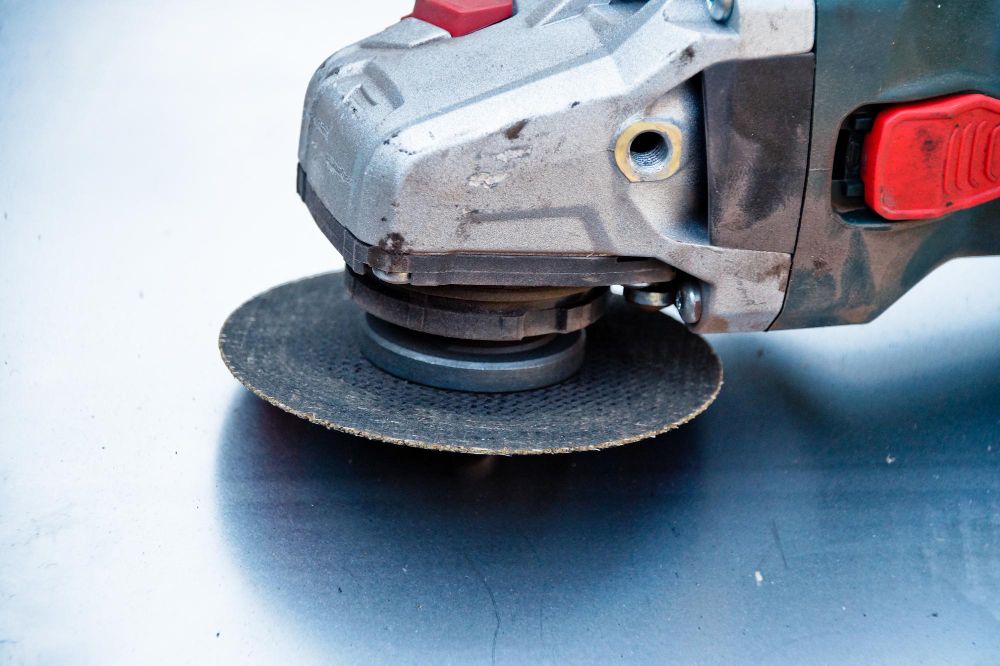 Szlifierka kątowa Bosch GWS 9-125 S – jak wybrać dobrą kątówkę i dlaczego ten model to pewny wybór?