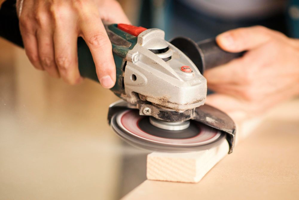 Szlifierka kątowa – do czego służy, jak działa i dlaczego warto mieć ją w warsztacie?