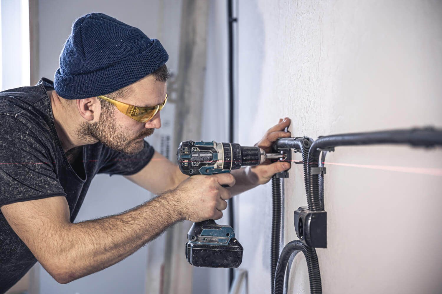 Elektronarzędzia dla instalatora – co przyda się w warsztacie elektryka i hydraulika