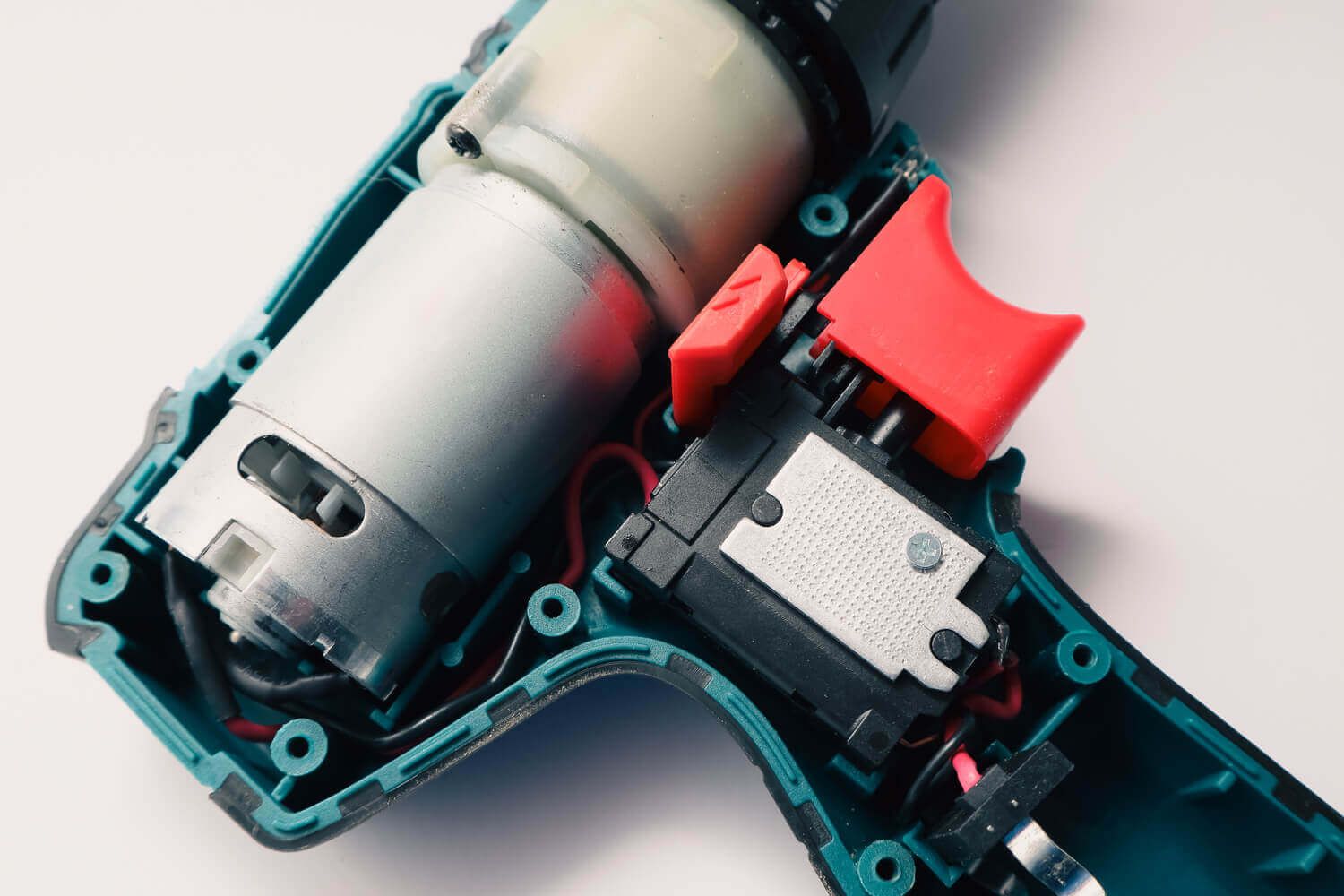 Silnik bezszczotkowy (brushless) – czy warto dopłacić?